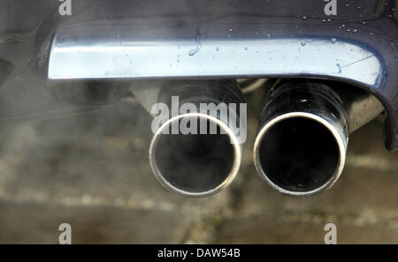 Les gaz d'échappement sortent d'une double ligne d'échappement d'une voiture à Lichtenfels, Allemagne, mercredi, 7 février 2007. Les producteurs automobiles européens doivent réduire les émissions de dioxyde de carbone des voitures neuves à 130g/km d'après une proposition de loi par la Commission de l'UE. Photo : Marcus Fuehrer Banque D'Images