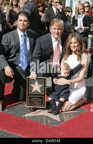 Entrepreneur américain Donald Trump (C), le milliardaire développeur et producteur de NBC's "L'apprenti", Donald Trump jr. (L), l'Atout à l'âge de 10 mois fils Barron et épouse Melania (R) sur la photo lors d'une cérémonie honorant Trump avec une étoile sur le Hollywood Walk of Fame à Los Angeles, CA, United States, 16 janvier 2007. Photo : Hubert Boesl Banque D'Images