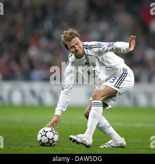 David Beckham du Real Madrid se prépare pour un coup franc pendant la Champions Leage match Real Madrid vs FC Bayern Munich à Santiago Bernabeu-Stadium à Madrid, en Espagne, le mardi 20 février 2007. Madrid a gagné 3-2. Photo : Matthias Schrader Banque D'Images