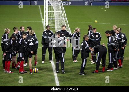 Les joueurs de Leverkusen sont illustrés sur le terrain de soccer à la dernière session de formation à Blackburn, Royaume-Uni, mercredi 21 février 2007. Leverkusen face au Blackburn Rovers dans un troisième cycle deuxième leg match Coupe de l'UEFA le 22 février 2007 à Blackburn. Photo : Federico Gambarini Banque D'Images