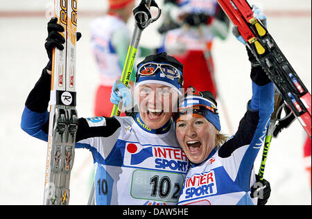 Les athlètes de cross-country Finlandaise Virpi Kuitunen et Liisa Roponen cheer après avoir remporté la finale de l'équipe féminine de sprint au Championnats du Monde de ski nordique à Sapporo, Japon, vendredi, 23 février 2007. Photo : Kay Nietfeld Banque D'Images