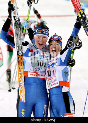 Les athlètes de cross-country Finlandaise Virpi Kuitunen et Liisa Roponen cheer après avoir remporté la finale de l'équipe féminine de sprint au Championnats du Monde de ski nordique à Sapporo, Japon, vendredi, 23 février 2007. Photo : Kay Nietfeld Banque D'Images