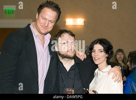 (L-R) réalisateur allemand Florian Henckel von Donnersmarck, réalisateur mexicain Guillermo del Toro et actrice espagnole Maribel Verdu poser pour les caméras à la présentation du "Meilleur Film Étranger" nominés dans Los Angeles, CA, United States, vendredi, 23 février 2007. Henckel von Donnersmarck's film 'La Vie des autres" est nominé pour le prix du Meilleur Film en Langue étrangère' Academy UN Banque D'Images