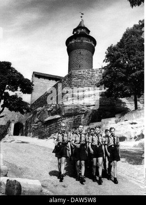 National-socialisme / nazisme, organisations, Hitler Jeunesse, formation devant le château de Nuremberg pendant les préparatifs du rallye de Nuremberg 1939 (prévu pour septembre 1939), droits additionnels-Clearences-non disponible Banque D'Images