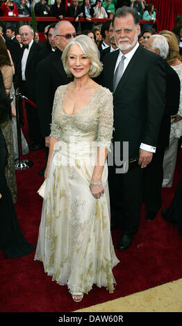 L'actrice anglaise Helen Mirren et son mari Taylor Hackford sont illustrés sur le tapis rouge avant la 79e cérémonie des Oscars en face du Kodak Theatre de Hollywood, Los Angeles, USA, dimanche 25 février 2007. Photo : Hubert Boesl Banque D'Images