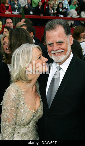 L'actrice anglaise Helen Mirren et son mari Taylor Hackford sont illustrés sur le tapis rouge avant la 79e cérémonie des Oscars en face du Kodak Theatre de Hollywood, Los Angeles, USA, dimanche 25 février 2007. Photo : Hubert Boesl Banque D'Images