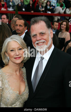 L'actrice anglaise Helen Mirren et son mari Taylor Hackford sont illustrés sur le tapis rouge avant la 79e cérémonie des Oscars en face du Kodak Theatre de Hollywood, Los Angeles, USA, dimanche 25 février 2007. Photo : Hubert Boesl Banque D'Images