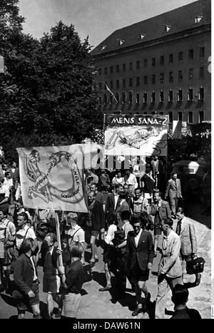 Période d'après-guerre, Allemagne, adversité, manifestation contre l'insuffisance de l'approvisionnement alimentaire, 'Hunger March' des étudiants de Munich, été 1947, droits additionnels-Clearences-non disponible Banque D'Images