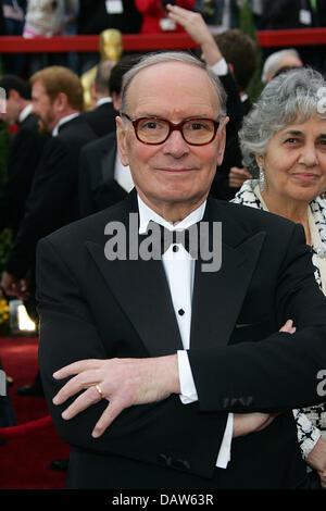 Le compositeur italien Ennio Morricone sourit en arrivant sur le tapis rouge de la 79e soirée des Oscars à Los Angeles, CA, United States, 25 février 2007. Photo : Hubert Boesl Banque D'Images