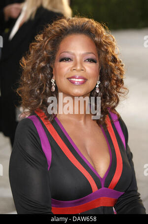 L'animateur Nous Oprah Winfrey sourires pour les caméras arrivant à la Vanity Fair Oscar Party à Los Angeles, CA, United States, 25 février 2007. Photo : Hubert Boesl Banque D'Images