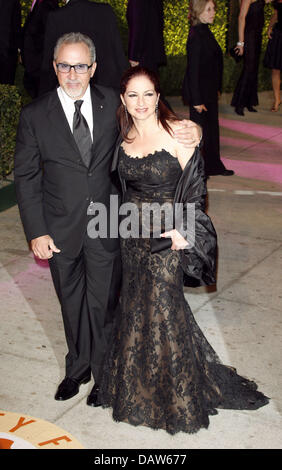 Le producteur de musique cubaine Emilio Estefan (L) et son épouse la chanteuse cubaine Gloria Estefan (R) sourire pour les caméras arrivant à la Vanity Fair Oscar Party à Los Angeles, CA, United States, 25 février 2007. Photo : Hubert Boesl Banque D'Images