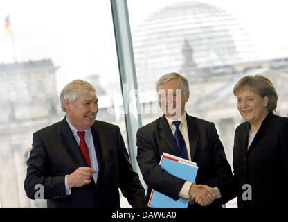 La chancelière allemande Angela Merkel (R) rencontre avec le Secrétaire général de la Confédération Européenne des Syndicats (CES) John Monks (C), et président de la Fédération des syndicats allemands (DGB), Michael Sommer (L), à la chancellerie de Berlin, Allemagne, le mardi, 27 février 2007. Merkel a rencontré les syndicalistes pour discuter de la Constitution de l'UE et la protection du climat. Photo Banque D'Images