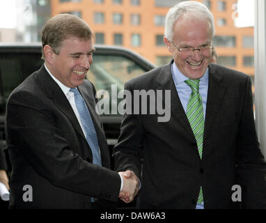 Westfalian de Rhénanie du Premier Ministre Juergen Ruettgers (R) accueille le Prince et duc d'york à Duesseldorf, Allemagne, mardi 27 février 2007. Le duc de York est invité comme ambassadeur spécial du Royaume-Uni pour le commerce et l'industrie à une réunion économique. Photo : Federico Gambarini Banque D'Images