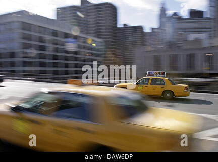 Que l'on appelle des taxis taxi jaune en photo dans les rues de New York, NY, United States, 29 janvier 2007. 12 000 taxis sont homologués pour les rues de New York. Photo : Andreas Gebert Banque D'Images