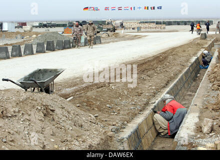 Les travailleurs afghans travaillent sur un réseau hydrographique au Camp Marmal à Mazar-i-Scharif en Afghanistan, mardi 20 février 2007. Photo : Rainer Jensen Banque D'Images