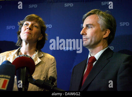 SPD-Hamburg vice-présidente, Dorothee Stapelfeldt et SPD-Hamburg président Mathias Petersen (R) parler aux journalistes après une réunion de crise du parti à Hambourg, Allemagne, tôt mercredi matin, 28 février 2007. Le SPD de Hambourg a démissionné après près de 1000 votes ont été perdus lors d'un vote interne du parti SPD sur le prochain candidat pour les prochaines élections parlementaires de Hambourg. Banque D'Images