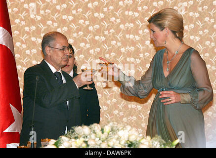 Enceintes des Pays-Bas La princesse Maxima et président turc Necdet Sezer toast lors d'un dîner de gala à Ankara, Turquie, 27 février 2007. La famille royale passe quatre jours en Turquie dans le cadre d'une visite d'État officielle. Photo : Albert Nieboer (Pays-Bas) Banque D'Images