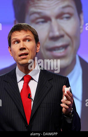 Deutsche Telekom CHEF Rene Obermann explique les chiffres à l'équilibre de l'entreprise conférence de presse à Bonn, Allemagne, jeudi, 01 mars 2007. Téléphone allemand Deutsche Telekom AG géant a indiqué jeudi un quatrième trimestre 2006 une perte de 898 millions d'euros, contre un bénéfice de 991 millions de dollars au quatrième trimestre de 2005. Elle a attribué la perte pour les coûts liés aux mises à pied, avec tota Banque D'Images