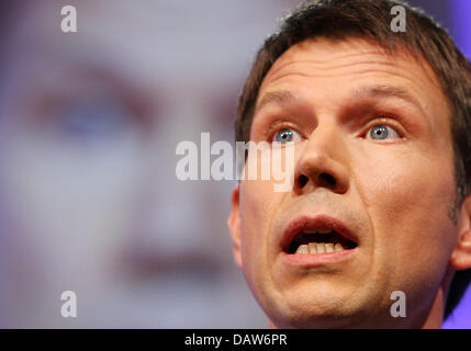 Deutsche Telekom CHEF Rene Obermann explique les chiffres à l'équilibre de l'entreprise conférence de presse à Bonn, Allemagne, jeudi, 01 mars 2007. Téléphone allemand Deutsche Telekom AG géant a indiqué jeudi un quatrième trimestre 2006 une perte de 898 millions d'euros, contre un bénéfice de 991 millions de dollars au quatrième trimestre de 2005. Elle a attribué la perte pour les coûts liés aux mises à pied, avec tota Banque D'Images