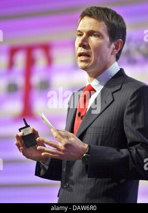 Deutsche Telekom CHEF Rene Obermann explique les chiffres à l'équilibre de l'entreprise conférence de presse à Bonn, Allemagne, jeudi, 01 mars 2007. Téléphone allemand Deutsche Telekom AG géant a indiqué jeudi un quatrième trimestre 2006 une perte de 898 millions d'euros, contre un bénéfice de 991 millions de dollars au quatrième trimestre de 2005. Elle a attribué la perte pour les coûts liés aux mises à pied, avec tota Banque D'Images