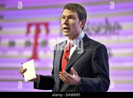 Deutsche Telekom CHEF Rene Obermann explique les chiffres à l'équilibre de l'entreprise conférence de presse à Bonn, Allemagne, jeudi, 01 mars 2007. Téléphone allemand Deutsche Telekom AG géant a indiqué jeudi un quatrième trimestre 2006 une perte de 898 millions d'euros, contre un bénéfice de 991 millions de dollars au quatrième trimestre de 2005. Elle a attribué la perte pour les coûts liés aux mises à pied, avec tota Banque D'Images