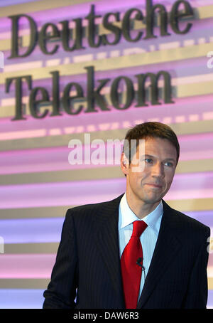 Deutsche Telekom CHEF Rene Obermann explique les chiffres à l'équilibre de l'entreprise conférence de presse à Bonn, Allemagne, jeudi, 01 mars 2007. Téléphone allemand Deutsche Telekom AG géant a indiqué jeudi un quatrième trimestre 2006 une perte de 898 millions d'euros, contre un bénéfice de 991 millions de dollars au quatrième trimestre de 2005. Elle a attribué la perte pour les coûts liés aux mises à pied, avec tota Banque D'Images