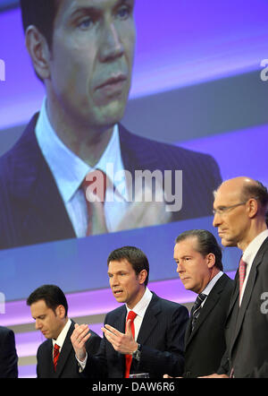 Deutsche Telekom CHEF Rene Obermann (2ndL) et les membres du conseil d'administration (R-L) Timothée, Hoettgesm Hamnid Karl-Gerhard Eick et Akhavan expliquer les chiffres à l'équilibre de l'entreprise conférence de presse à Bonn, Allemagne, jeudi, 01 mars 2007. Téléphone allemand Deutsche Telekom AG géant a indiqué jeudi un quatrième trimestre 2006 une perte de 898 millions d'euros, contre un bénéfice de 991 millions de dollars au quatrième Banque D'Images