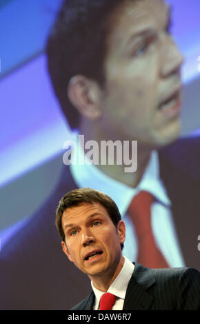 Deutsche Telekom CHEF Rene Obermann explique les chiffres à l'équilibre de l'entreprise conférence de presse à Bonn, Allemagne, jeudi, 01 mars 2007. Téléphone allemand Deutsche Telekom AG géant a indiqué jeudi un quatrième trimestre 2006 une perte de 898 millions d'euros, contre un bénéfice de 991 millions de dollars au quatrième trimestre de 2005. Elle a attribué la perte pour les coûts liés aux mises à pied, avec tota Banque D'Images