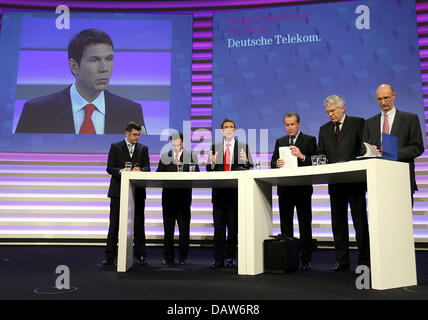 Deutsche Telekom CHEF Rene Obermann (3rdL) et les membres du conseil d'expliquer les chiffres de la société à l'équilibre conférence de presse à Bonn, Allemagne, jeudi, 01 mars 2007. Téléphone allemand Deutsche Telekom AG géant a indiqué jeudi un quatrième trimestre 2006 une perte de 898 millions d'euros, contre un bénéfice de 991 millions de dollars au quatrième trimestre de 2005. Elle a attribué la perte pour les coûts liés à la mise Banque D'Images