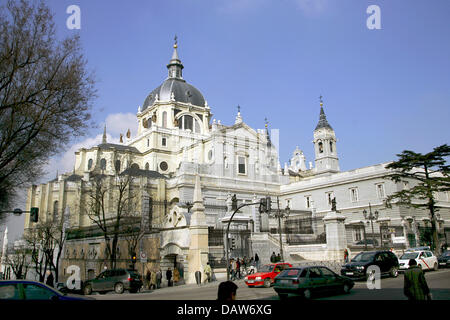 La photo montre le vrai de la cathédrale de l'Almudena de Madrid, Espagne, 21 février 2007. Déjà prévu dans le 16e siècle, les travaux de construction de la cathédrale consacrée à la Vierge du saint patron de la ville a commencé l'Almudena uniquement dans le 18ème siècle et ont été achevé en 1993. La cathédrale a été consacrée par le Pape Jean Paul II. Photo : Matthias Schrader Banque D'Images