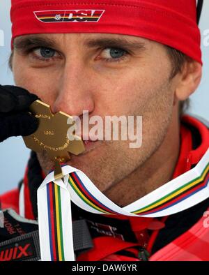 Mélangeur de Ronny Ackermann nordique de l'Allemagne embrasse sa médaille d'or conquise au Championnats du Monde de Ski Nordique à Sapporo, Japon, samedi, 03 mars 2007. Photo : Kay Nietfeld Banque D'Images