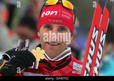 Mélangeur de Ronny Ackermann nordique de l'Allemagne présente sa médaille d'or conquise au Championnats du Monde de Ski Nordique à Sapporo, Japon, samedi, 03 mars 2007. Photo : Gero Breloer Banque D'Images