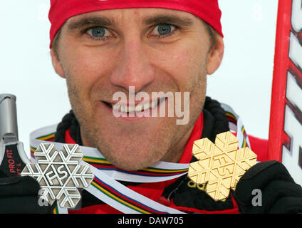 Mélangeur de Ronny Ackermann nordique de l'Allemagne présente sa médaille d'or conquise au Championnats du Monde de Ski Nordique à Sapporo, Japon, samedi, 03 mars 2007. Photo : Gero Breloer Banque D'Images