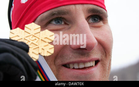 Mélangeur de Ronny Ackermann nordique de l'Allemagne présente sa médaille d'or conquise au Championnats du Monde de Ski Nordique à Sapporo, Japon, samedi, 03 mars 2007. Photo : Gero Breloer Banque D'Images