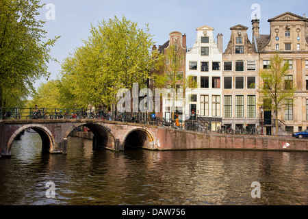 Ville d'Amsterdam sur un pont canal et maisons hollandaises traditionnelles, aux Pays-Bas, au nord de la Hollande. Banque D'Images