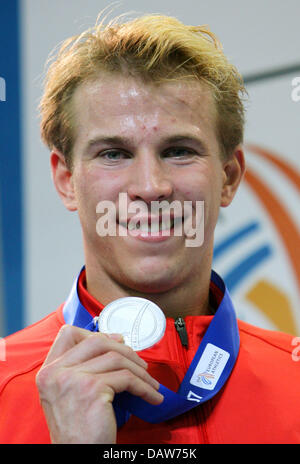 Athlète allemand Bastian Swillims présente sa médaille d'argent pour les hommes à 400 mètres de l'Europe d'athlétisme en salle de Birmingham, Royaume-Uni, samedi, 03 mars 2007. Swillims fini en record personnel de 45,62 secondes derrière l'Irlandais David Gillick. Photo : Arne Dedert Banque D'Images