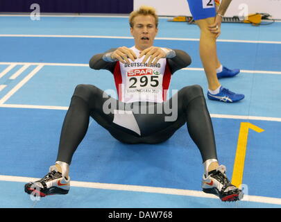 Athlète allemand Bastian Swillims est épuisé après le 400 mètres hommes de l'Europe d'athlétisme en salle de Birmingham, Royaume-Uni, samedi, 03 mars 2007. Swillims fini en record personnel de 45,62 secondes derrière l'Irlandais David Gillick. Photo : Arne Dedert Banque D'Images