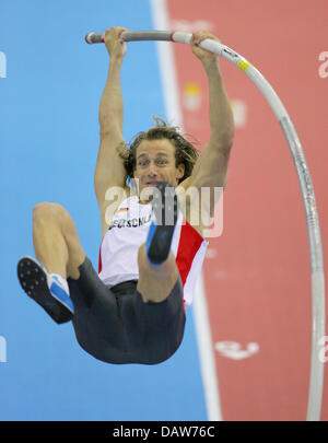 Athlète allemand Tim Lobinger décolle pour sa tentative de la perche de l'athlétisme en salle de Birmingham, Royaume-Uni, samedi, 03 mars 2007. Danny Ecker a gagné avec une tentative de plus de 5,71 mètre, Lobinger atteint 5.51m. Photo : Arne Dedert Banque D'Images