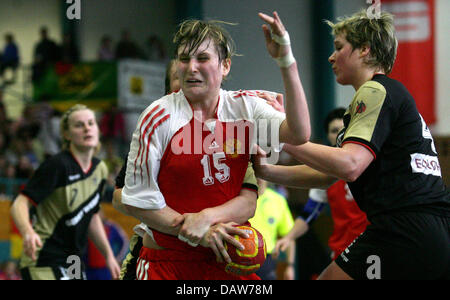 Natalia russe Shipilova (C) indiqué dans l'action contre l'Allemand Grit Jurack (R) et Nina Woerz (L) dans les quatre Nations Cup match Allemagne contre la Russie au Championnat du Monde Stadium à Riesa, Allemagne, dimanche, 4 mars 2007. L'Allemagne a gagné le match 31:29. Photo : Jens Wolf Banque D'Images