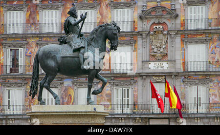 Le monument de l'espagnol roi Philipp III (1578-1621) Photo de la Plaza Mayor (Grand Place) de Madrid, Espagne, 21 février 2007. Le monument a été inaugrated dans 1848. Photo : Matthias Schrader Banque D'Images