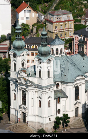 Vue panoramique de l'église de Sainte Marie Madeleine, au-dessus de Karlovy Vary, République Tchèque Banque D'Images