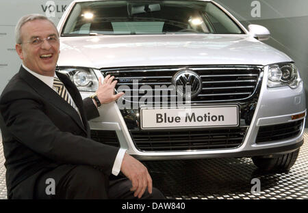 Pdg du groupe Volkswagen, Martin Winterkorn, pose à côté d'un VW Passat Blue Motion avant la banance conférence de presse à Berlin, Allemagne, le vendredi 09 mars 2007. Le plus grand fabricant d'automobiles a augmenté le nombre de produits livrés par 8,3  % pour un total de 862 000 voitures dans les deux premiers mois de 2007. Photo : Holger Hollemann Banque D'Images