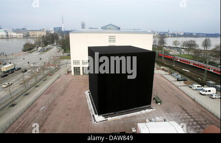 Une clôture protège site Gregor Schneider's cube noir à Hambourg, Allemagne, le vendredi 09 mars 2007. C'est l'une des œuvres d'Allemagne les plus soutenu à l'heure actuelle. Le cube, placé entre le bâtiment d'origine du musée Kunsthalle' et 'une nouvelle galerie, rappelle les grands sanctuaires de l'Islam, la Kaaba à La Mecque. Le travail de Schneider est de 14 mètres de haut et 13 mètres de large et fait partie de l'e Banque D'Images