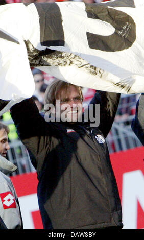 L'entraîneur-chef de Mayence Juergen Klopp acclamations pour les fans après le match winng Bundesliga FSV Mayence 05 v à l'Arminia Bielefeld Bruchweg stadium de Mayence, en Allemagne, samedi, 10 mars 2007. Mayence remporte le match 1-0 et s'approche de son ambition la saison pour rester dans la première division. Photo : Frank Mai (PÉRIODE DE BLOCAGE : ATTENTION ! Le LDF permet la poursuite de l'utilisation de la photo Banque D'Images