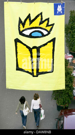 Une bannière fait la promotion de la prochaine Foire du livre de Leipzig 2007 au centre-ville de Leipzig, en Allemagne, lundi, 12 mars 2007. De nouveaux chiffres record sont à réaliser avec plus de 2 200 exposants de 26 pays présentant eux-mêmes et leurs éditions du 22 au 25 mars. Photo : Waltraud Grubitzsch Banque D'Images