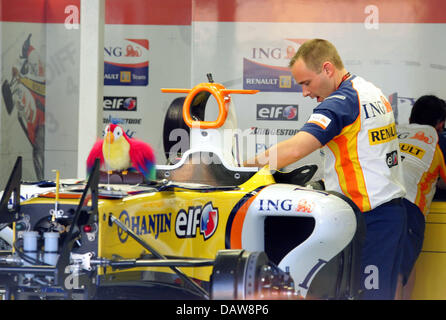 Mécanique du Renault F1 Team de préparer une voiture de course pour la Formule 1 Grand Prix d'Australie à l'Albert Park à Melbourne, Australie, le mardi 13 mars 2007. Le premier Grand Prix de la saison 2007 de Formule 1 aura lieu à Melbourne le dimanche 18 mars. Photo : Gero Breloer Banque D'Images