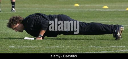 Thomas Doll, nouveau signé entraîneur-chef du club de Bundesliga allemande BVB Borussia Dortmund, n'appuyez sur-ups au cours de la formation du club à Dortmund, en Allemagne, le mardi, 13 mars 2007. L'ancien entraîneur en chef de l'Hambourg SV Juergen réussit poupée qui fait face à Romain Paquette six défaites consécutives et causé des fans en colère lui faisant démissionner après seulement dix semaines. Photo : Achim Scheidemann Banque D'Images