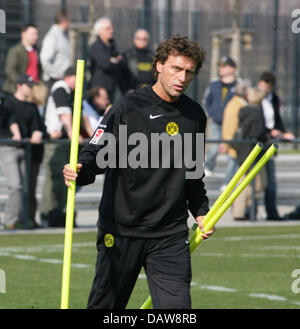 Thomas Doll, nouveau signé entraîneur-chef du club de Bundesliga allemande BVB Borussia Dortmund, photographié au cours de la formation du club à Dortmund, en Allemagne, le mardi, 13 mars 2007. L'ancien entraîneur en chef de l'Hambourg SV Juergen réussit poupée qui fait face à Romain Paquette six défaites consécutives et causé des fans en colère lui faisant démissionner après seulement dix semaines. Photo : Achim Scheidemann Banque D'Images