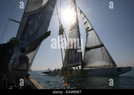 Yacht Allemand GER (89) courses fromt yacht soeur GER 72 au large des côtes de Valence, en Espagne, le mardi, 13 mars 2007. L'Allemagne a présenté son équipe une équipe pour la finale de Coupe de l'America course pré du 3 au 6 avril 2007. Photo : Maurizio Gambarini Banque D'Images