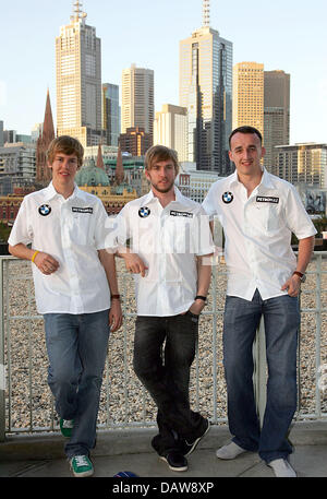 Les pilotes de Formule 1 allemand Sebastian Vettel, Nick Heidfeld et le Polonais Robert Kubica (L-R) de la BMW Sauber F1 Team se tenir en face de la skyline à Melbourne, Australie, le mercredi 14 mars 2007. La première Formule 1 Grand Prix de la saison aura lieu à Melbourne le dimanche 18 mars. Photo : Bernd Thissen Banque D'Images